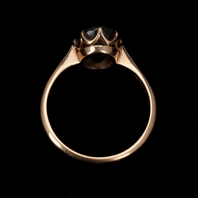 RING, 14K guld, syntetisk spinell. O. Lindroos, Helsingfors 1943. Vikt 2.8 g.