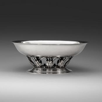 556. A Georg Jensen sterling centerpiece, Copenhagen 1933-44, design nr 306 A.