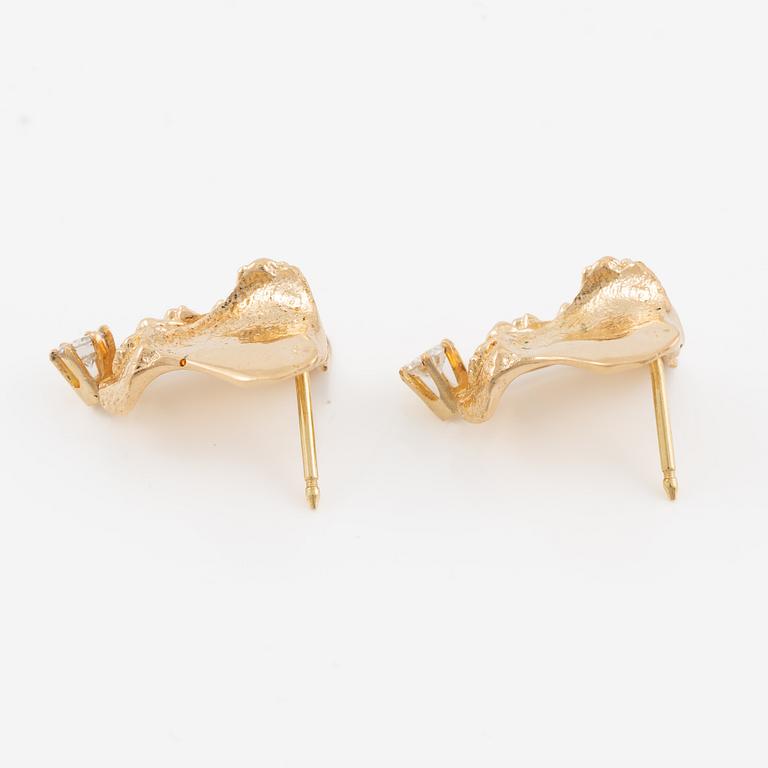 Örhängen 18K guld med briljantslipade diamanter.