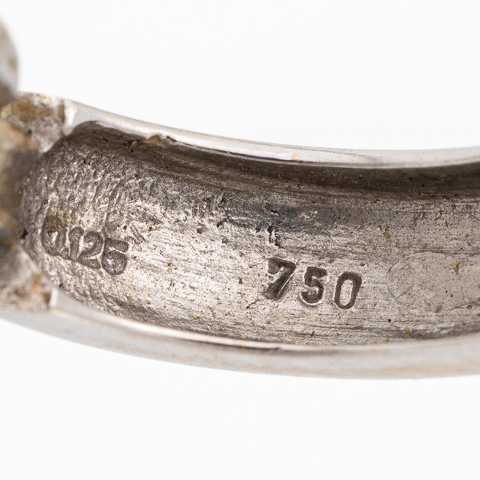 Ett par örhängen 18K vitguld med runda briljantslipade diamanter.