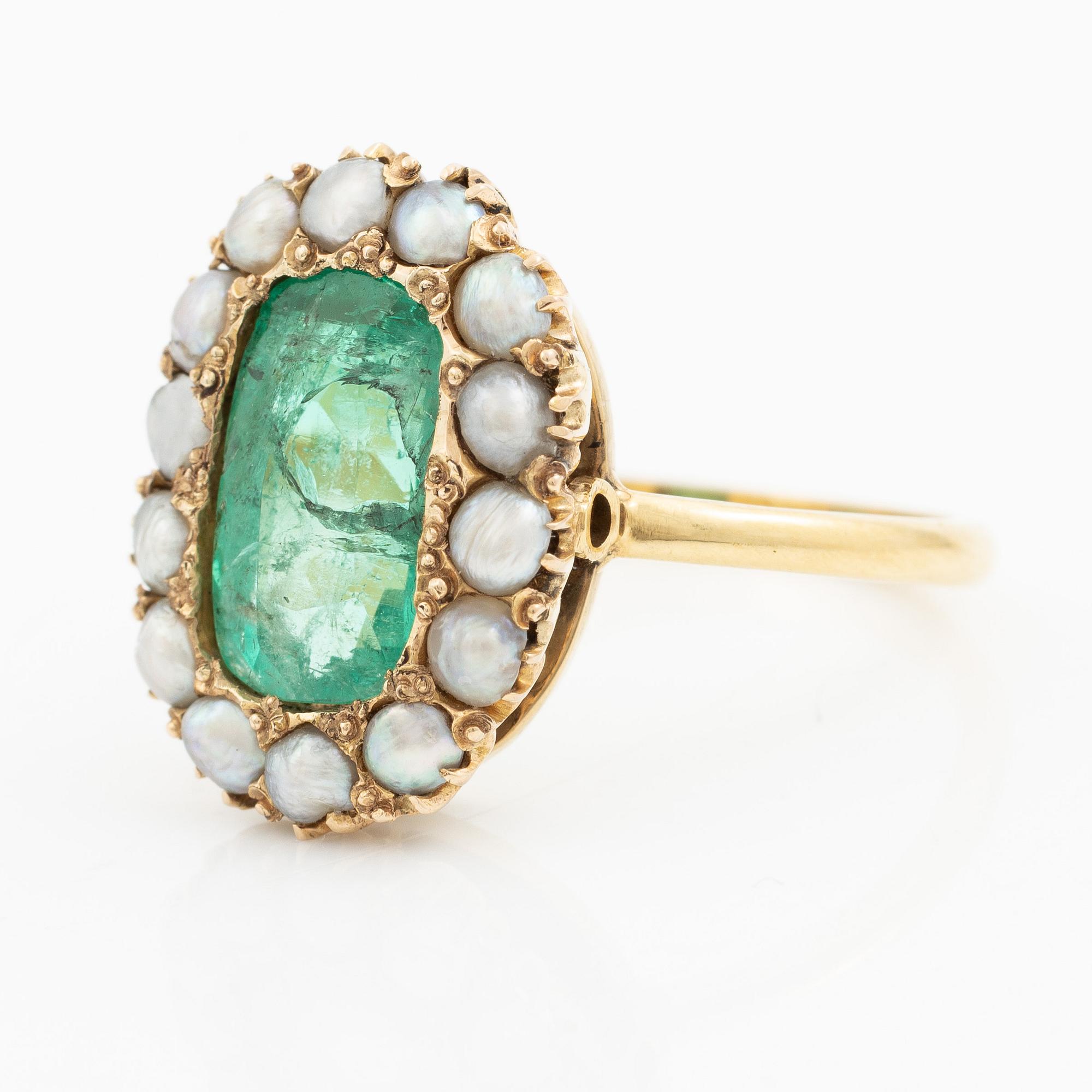 Ring in 18K gold with a cushion-shaped emerald and half pearls.