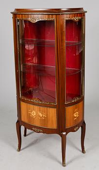 VITRINSKÅP, rokokostil, 1900-talets mitt.