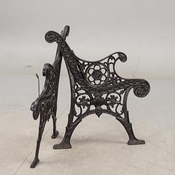 GAVLAR till TRÄDGÅRDSBÄNK, ett par, gjutjärn, 1900-tal.