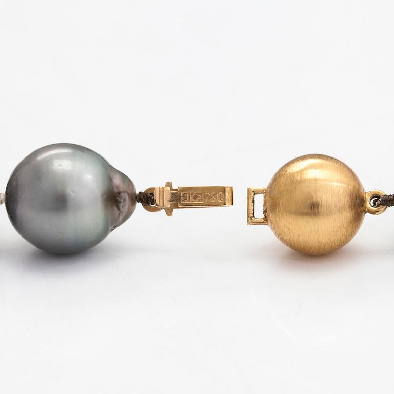 A cultured Tahiti pearl necklace, clasp in 18K gold.