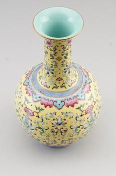 VAS, porslin, Kina, sannolikt 1900-tal.