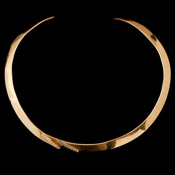 HALSRING, 18K guld, diamanter. Vikt ca 77 g.