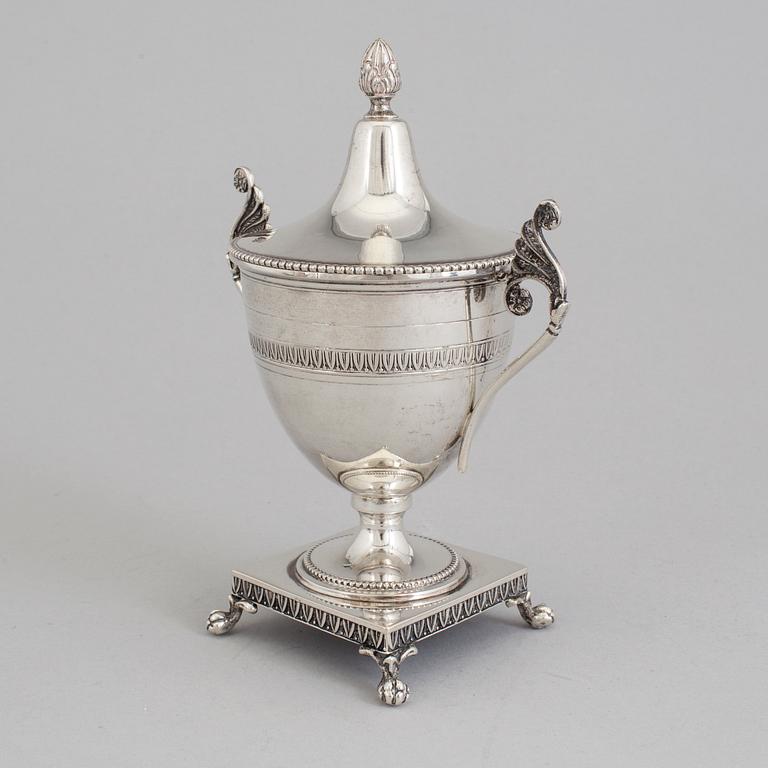 A SILVER SUGAR BOWL AND COVER, first half of the 20th century.