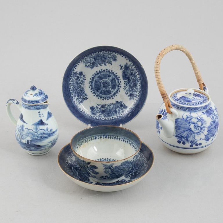 Four pieces of blue and white porcelain, China and Southeast Asia, 18-20h century.