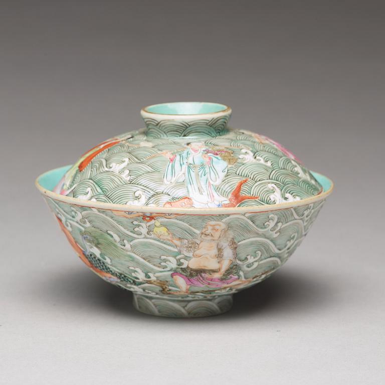 A famille rose enamelled cup with cover, Qing dynasty, 19th Century.
