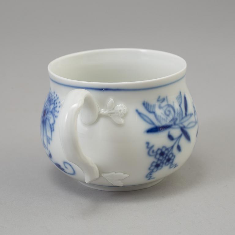 CRÈMEKOPPAR med LOCK och FAT, 12 st, BÄRTALLRIKAR, 12 st, samt DJUP TALLRIK, porslin, Meissen, 1900-tal.