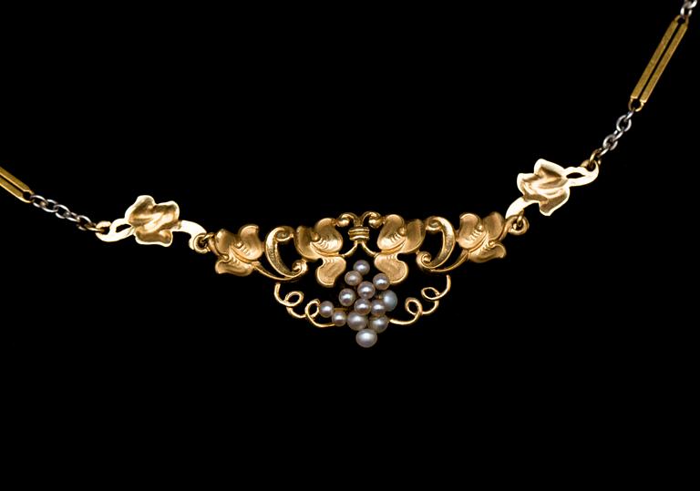 HALSKEDJA, 18 K guld med flodpärlor, G. Dahlgren, Malmö, 1933. Vikt ca 10 g.