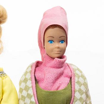 Barbiedockor, 4 st, samt kläder och accessoarer, Mattel, 1960-/70-tal.