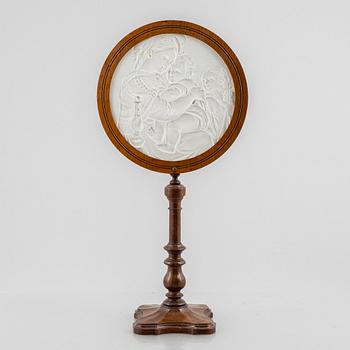 A lithophane shade of biscuit porcelain and mahogny, mid/second half of the 19th century.