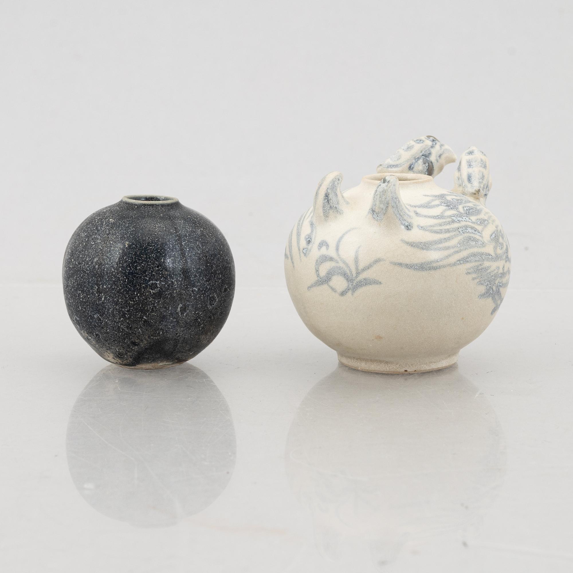 Two Vietnamese small ceramic vases, 15th/16th century, "Hoi An".