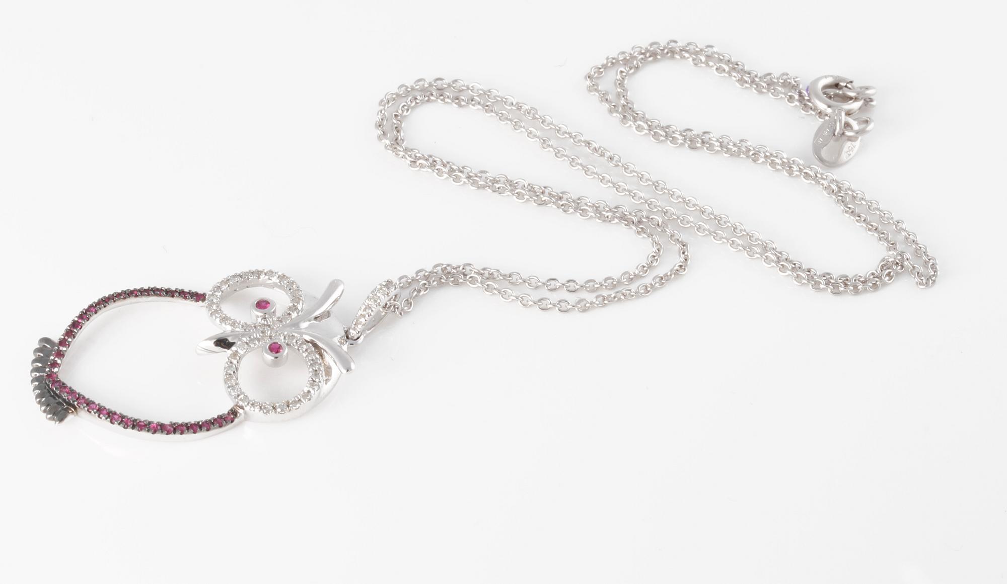 HÄNGE, med briljantslipade diamanter ca 0.20 ct samt fasettslipade rubiner ca 0.20 ct.
