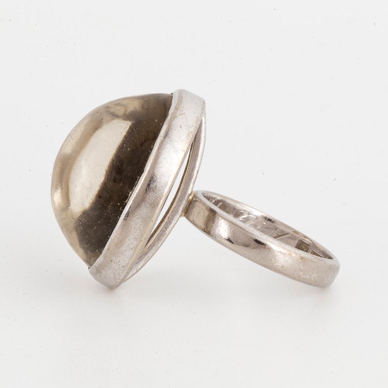 Cabochon-cut moonstone ring.