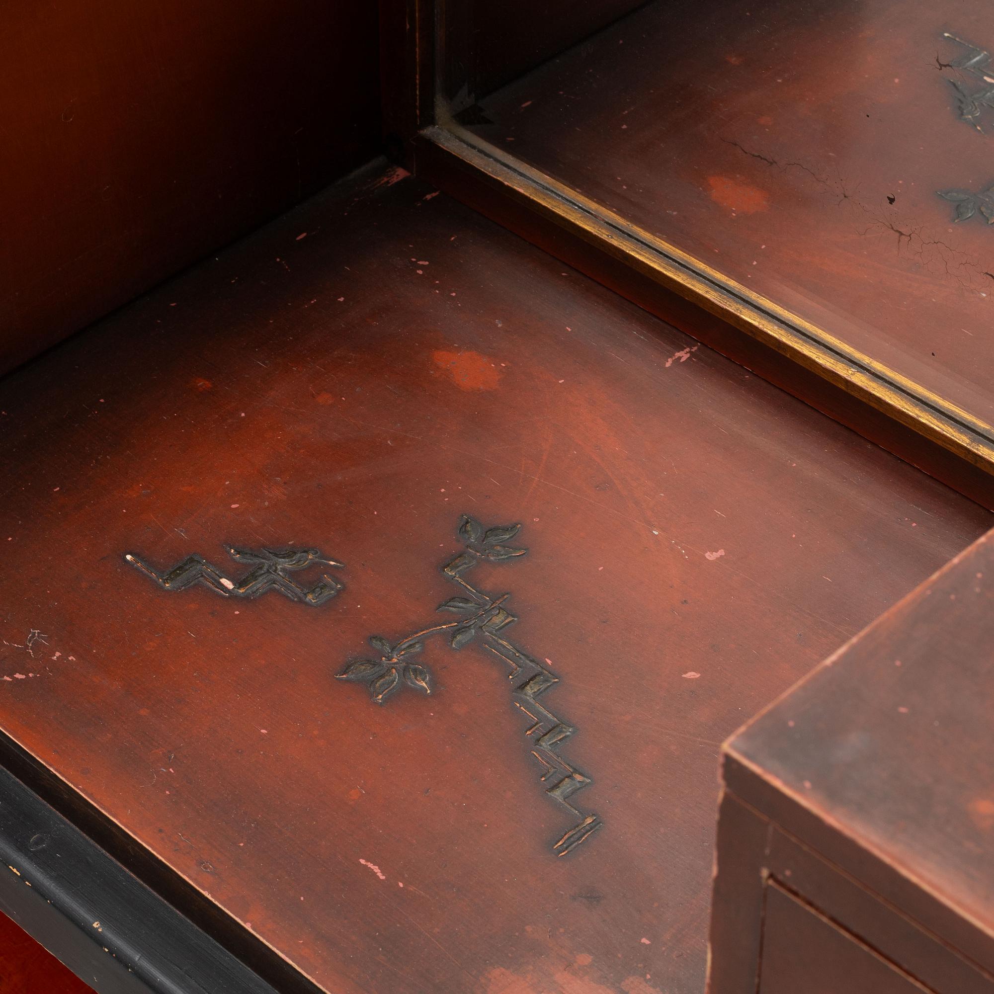A Swedish grace mirror with a chest of drawers, 1920s/30s.