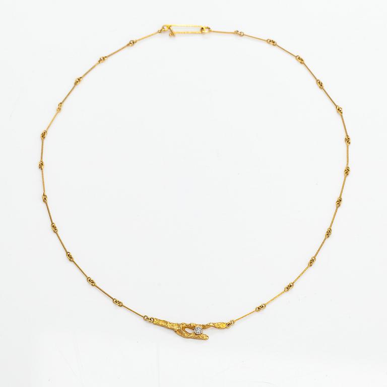 Björn Weckström, An 18K gold necklace "Diamond bud" with a ca. 0.02 tc diamond. Lapponia 1982.