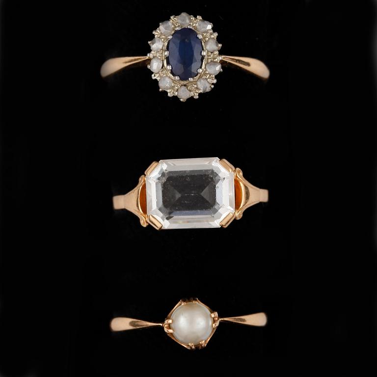RINGAR, 3 st, 18k guld med bergskristall, safir, pärla. Total vikt ca 6,2 gram.
