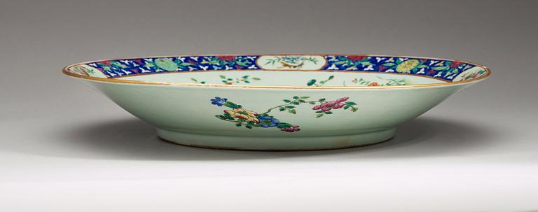 A large famille rose dish, Qing dynasty, 19th century.