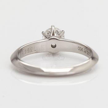 Tiffany & Co, ring, platina med briljantslipad diamant ca 0.45 ct enligt gravyr.