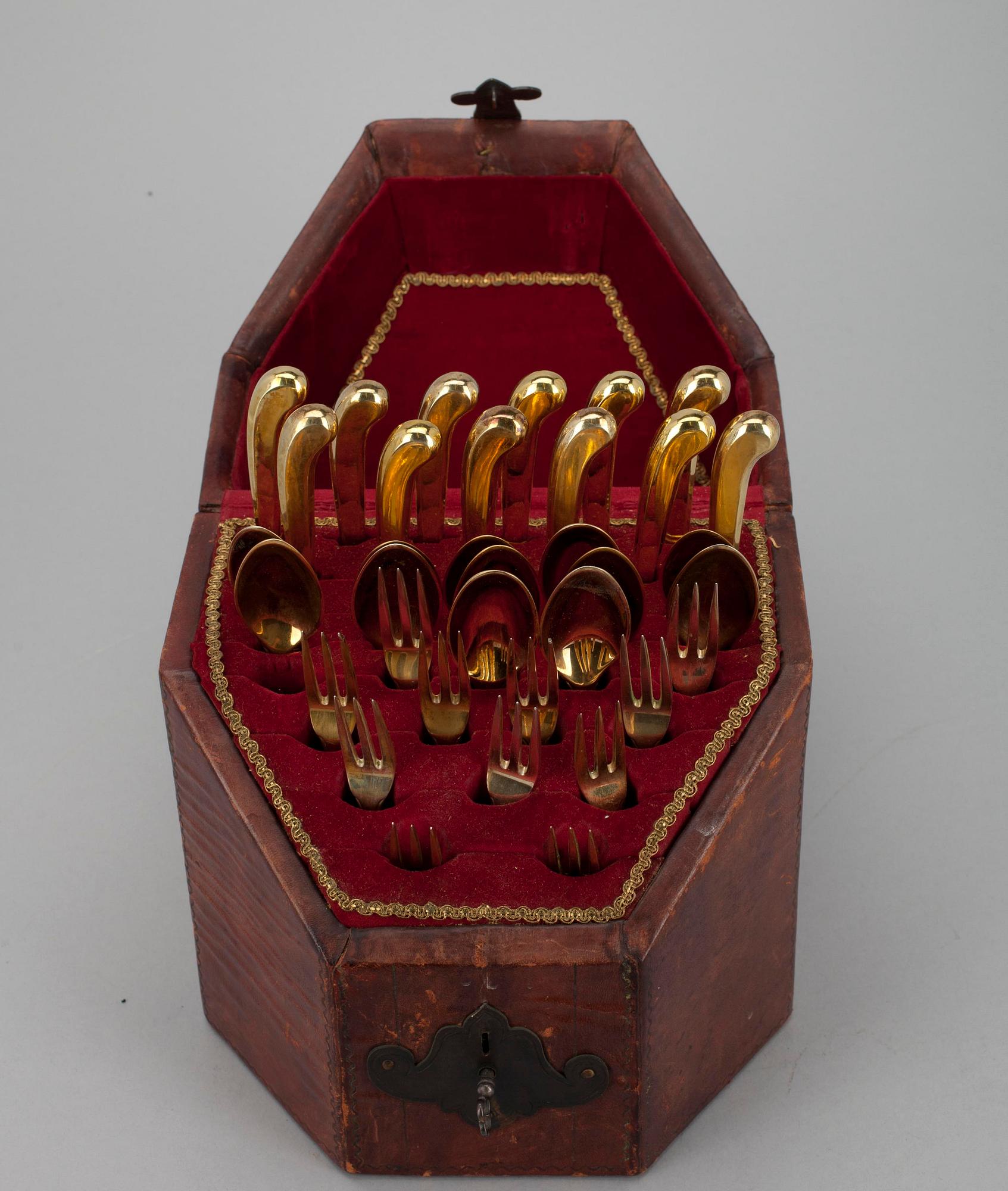 DESSERTBESTICK I SCHATULL, 36 delar, förgyllt silver, 1885 samt 1934-44. Bestickens vikt ca 1637 g.