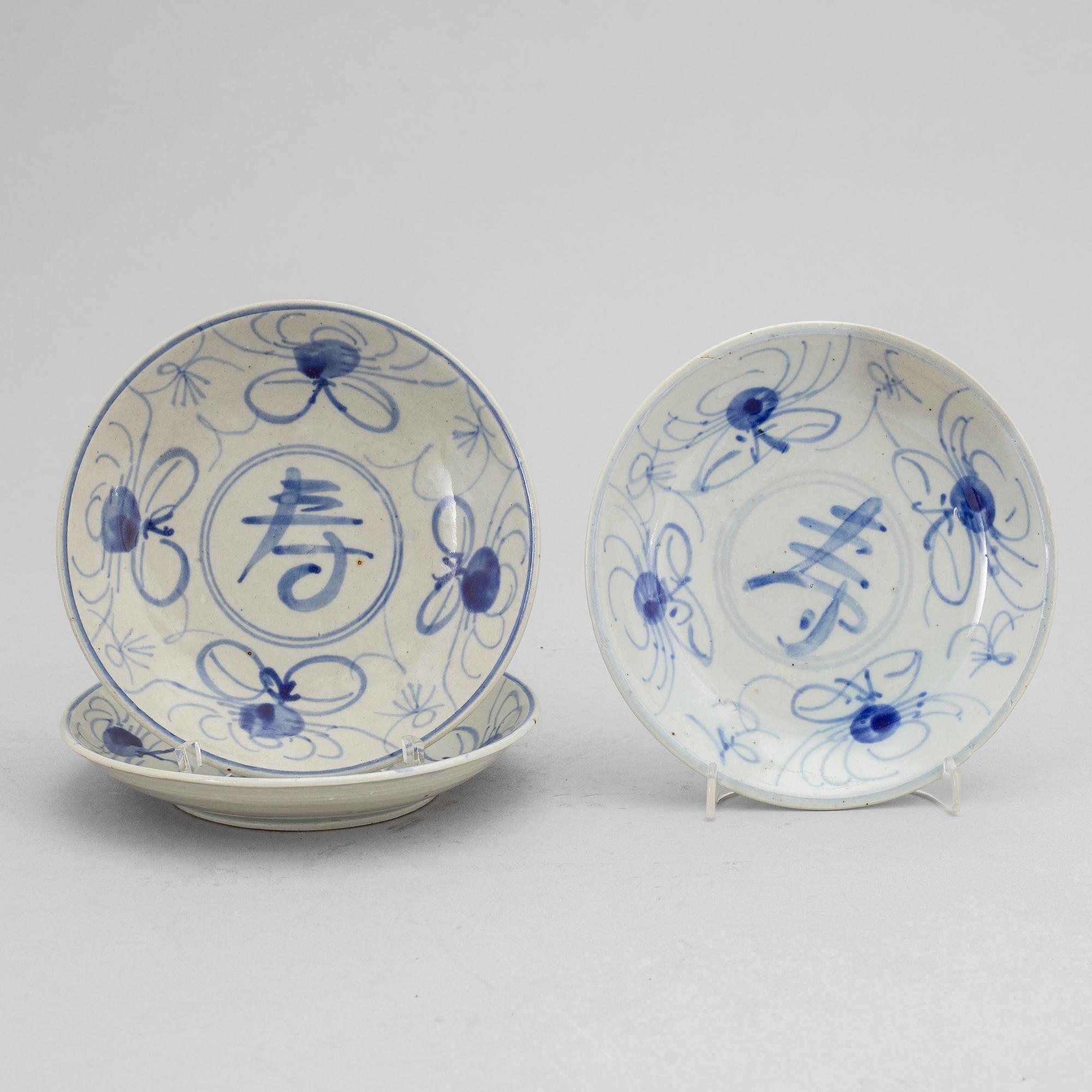 A set of seven Japanese blue and white porcelain dishes, Edo period (1603-1868).