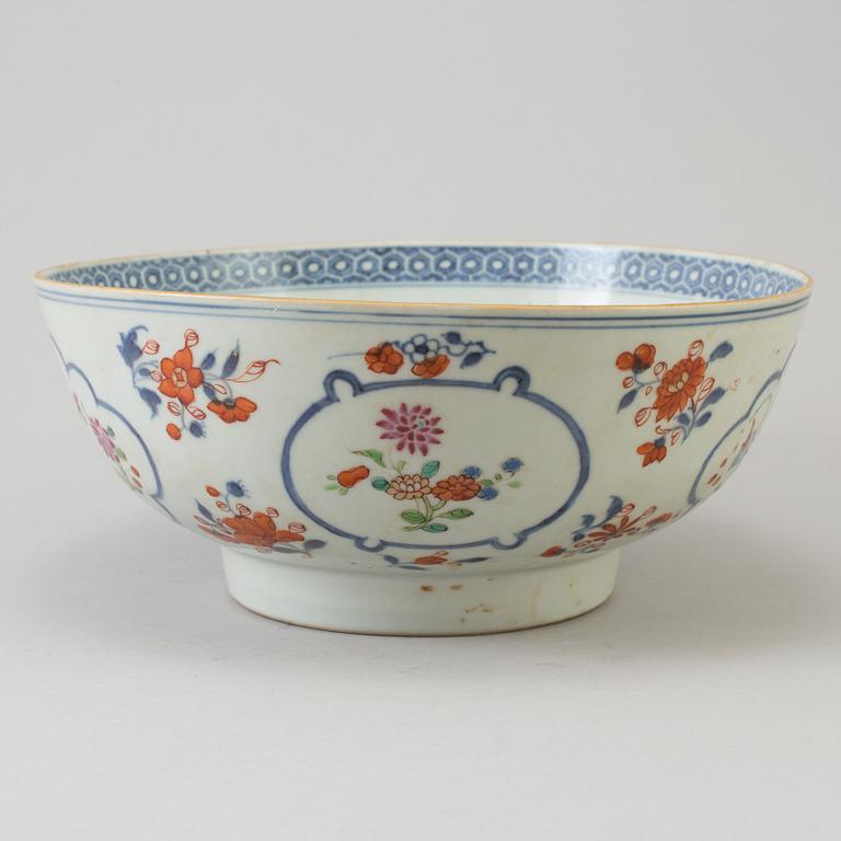 A famille rose Chinese porcelain bowl, Qianlong (1736-95).