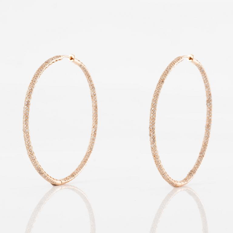 Ett par örhängen 18K roséguld med runda briljantslipade diamanter.