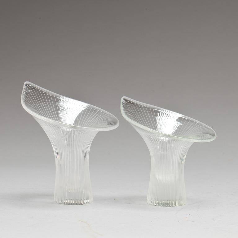 VASER, 2 st, glas, "Kantarelli", Tapio Wirkkala, Iittala, signerade.