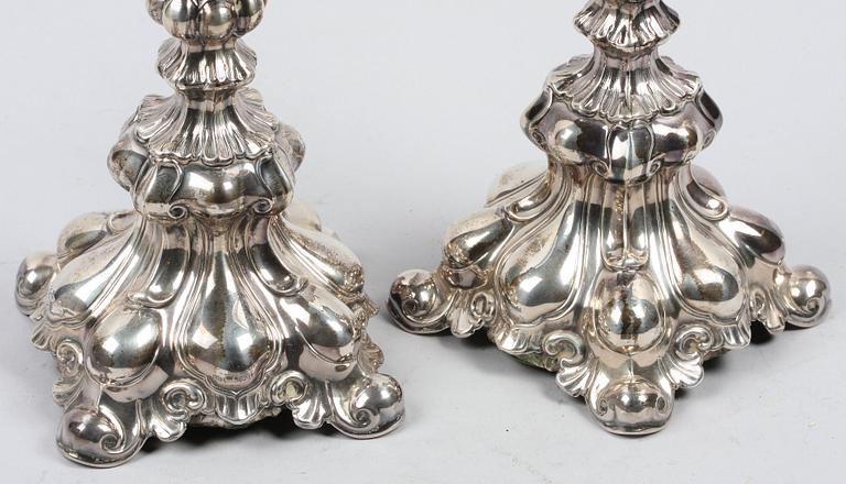 LJUSSTAKAR, ett par, silver, nyrokokostil, 1950.