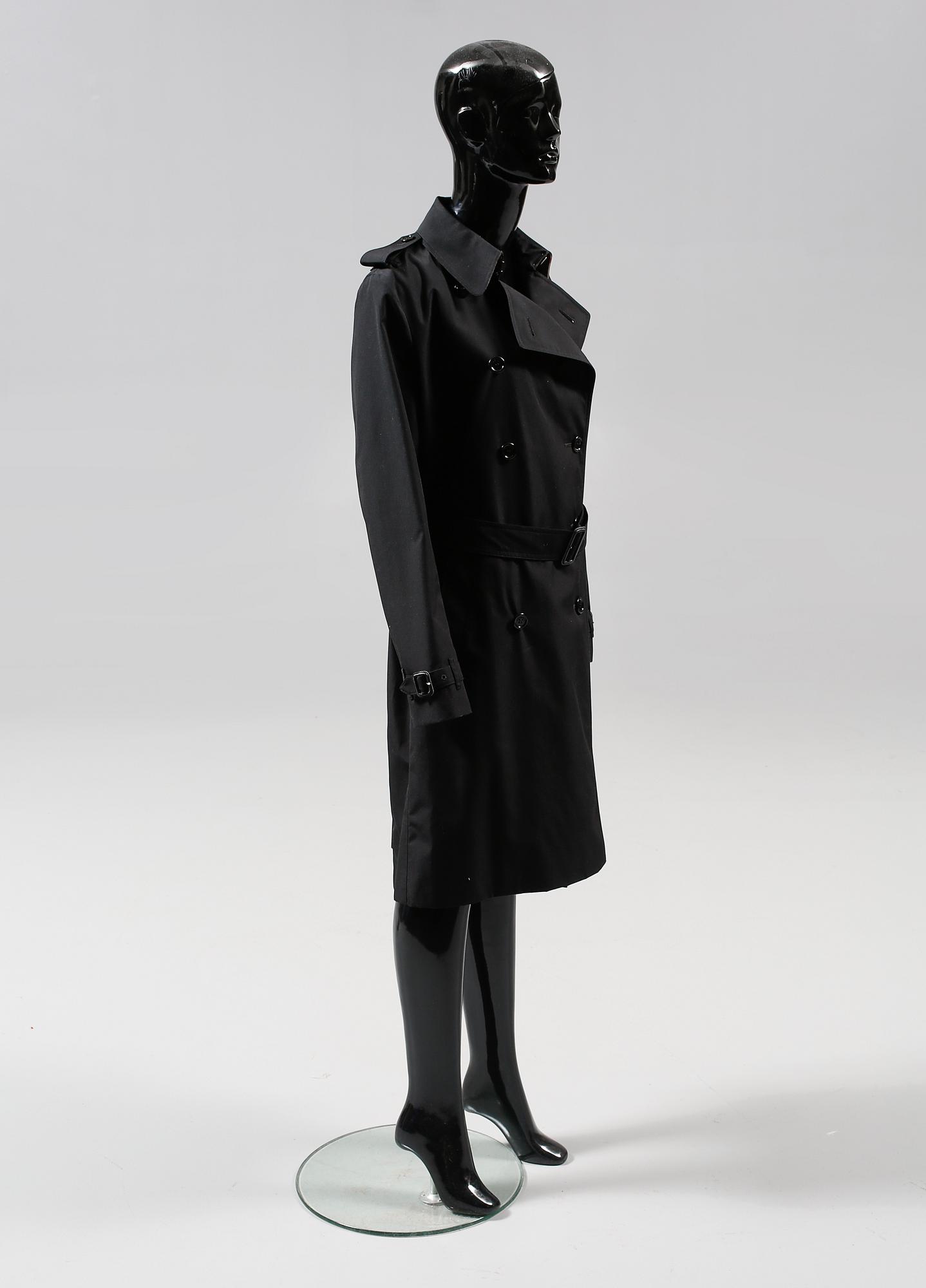 BURBERRY, trenchcoat.