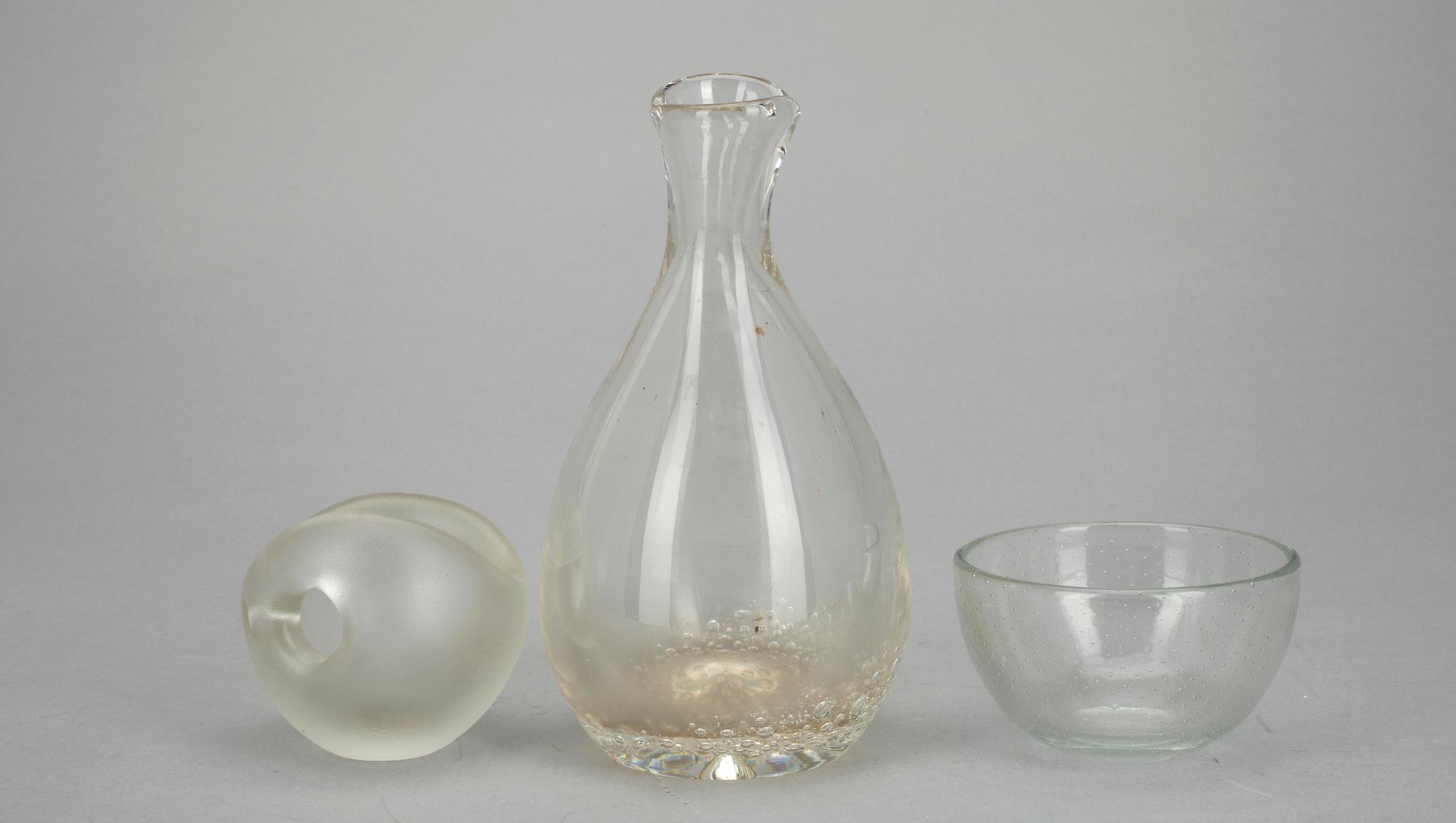 FLASKA, sign. K. Franck Iittala, SKÅLAR, 2 st, "Jättevagga" sign. Timo Sarpaneva samt Gunnel Nyman, ej sign.