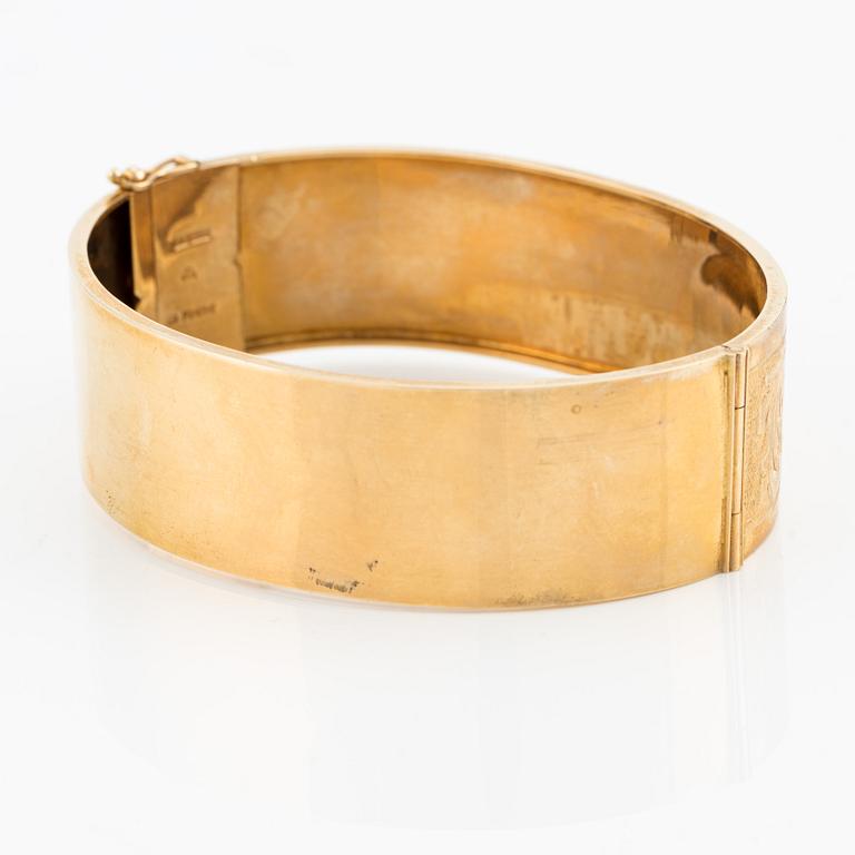 18K gold bracelet.