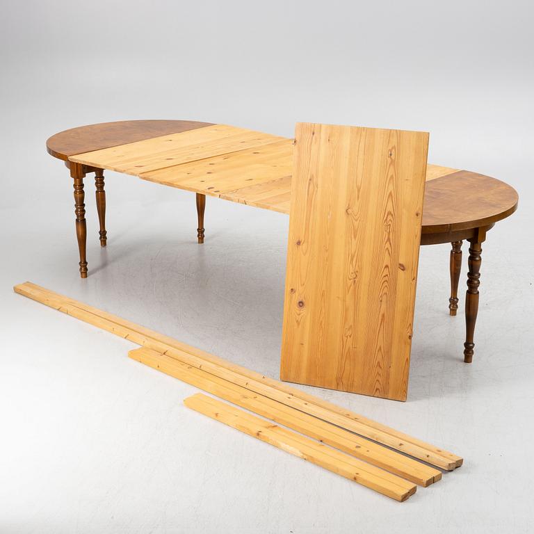 A late 19th century dining table.