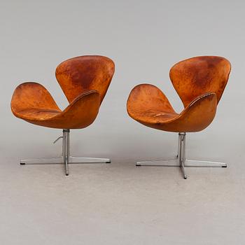 FÅTÖLJER, 1 par, "Svanen", Arne Jacobsen för Fritz Hansen, 1900-talets mitt.