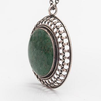 Halsband, modell 1621, sterlingsilver, epidot. Kalevala koru, Helsingfors 1994.