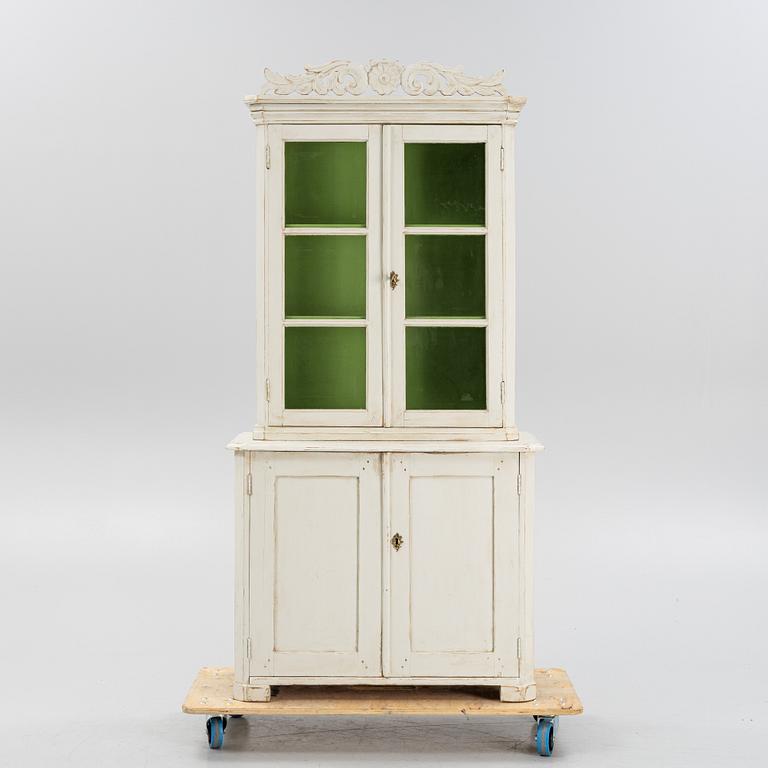 A painted vitrine cabinet from around the year 1900.