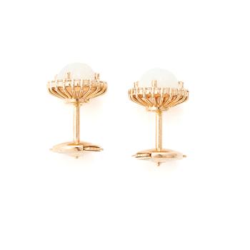 18K gold earrings with opals and brilliant-cut diamonds.