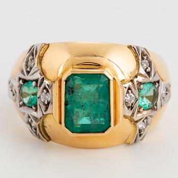 RING, med smaragder samt diamanter.