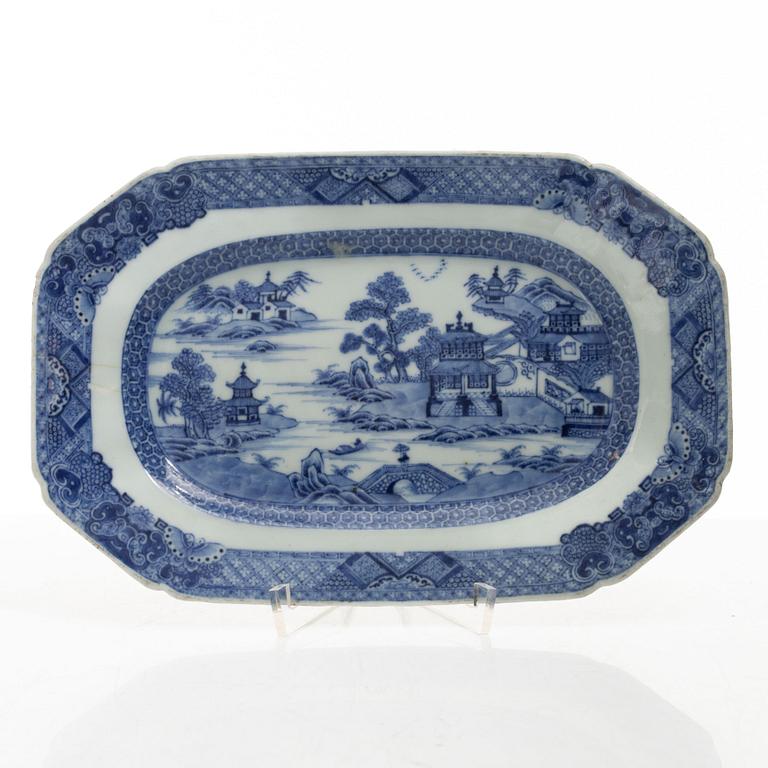 Stekfat, 5 st, kompaniporslin, Qingdynastin, Kina, 1700/1800-tal samt ask med lock och vas, Kina, 1900-tal.