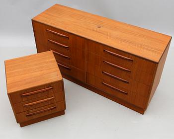 SIDEBOARD OCH SÄNGBORD, G-plan, 1900-talets andra hälft.