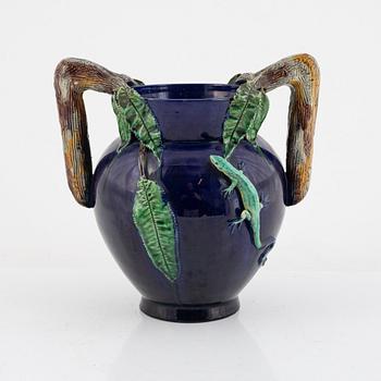 A ceramic urn, late 19th century.