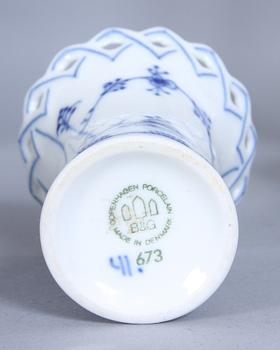 SERVISDELAR, 62 delar, porslin, Kongl Dansk samt B & G, "Musselmalet".