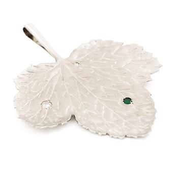 Brooch/pendant in the shape of a leaf, 18K white gold set with brilliant-cut diamonds and an emerald.