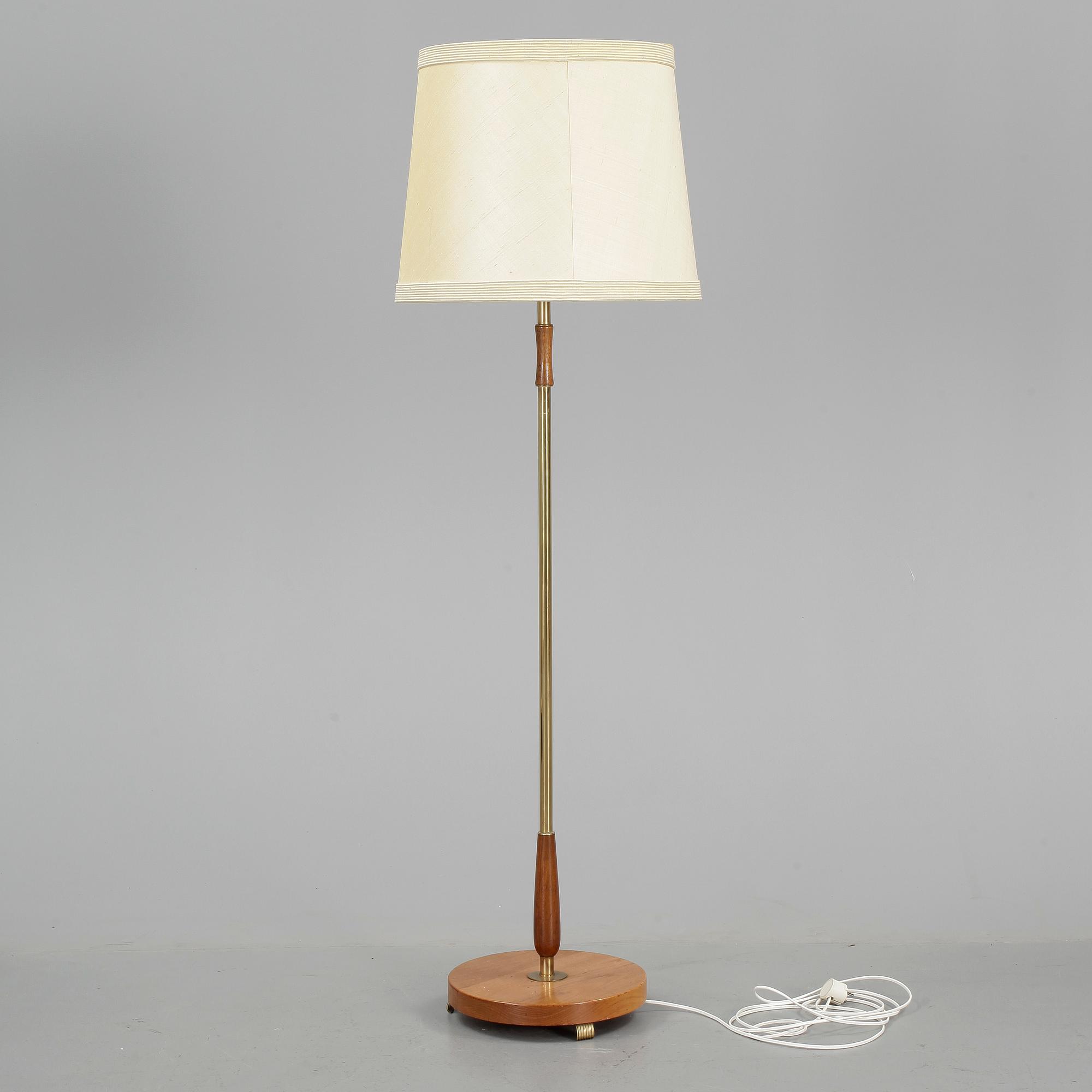 GOLVLAMPA, mässing och trä, 1900-talets andra hälft.