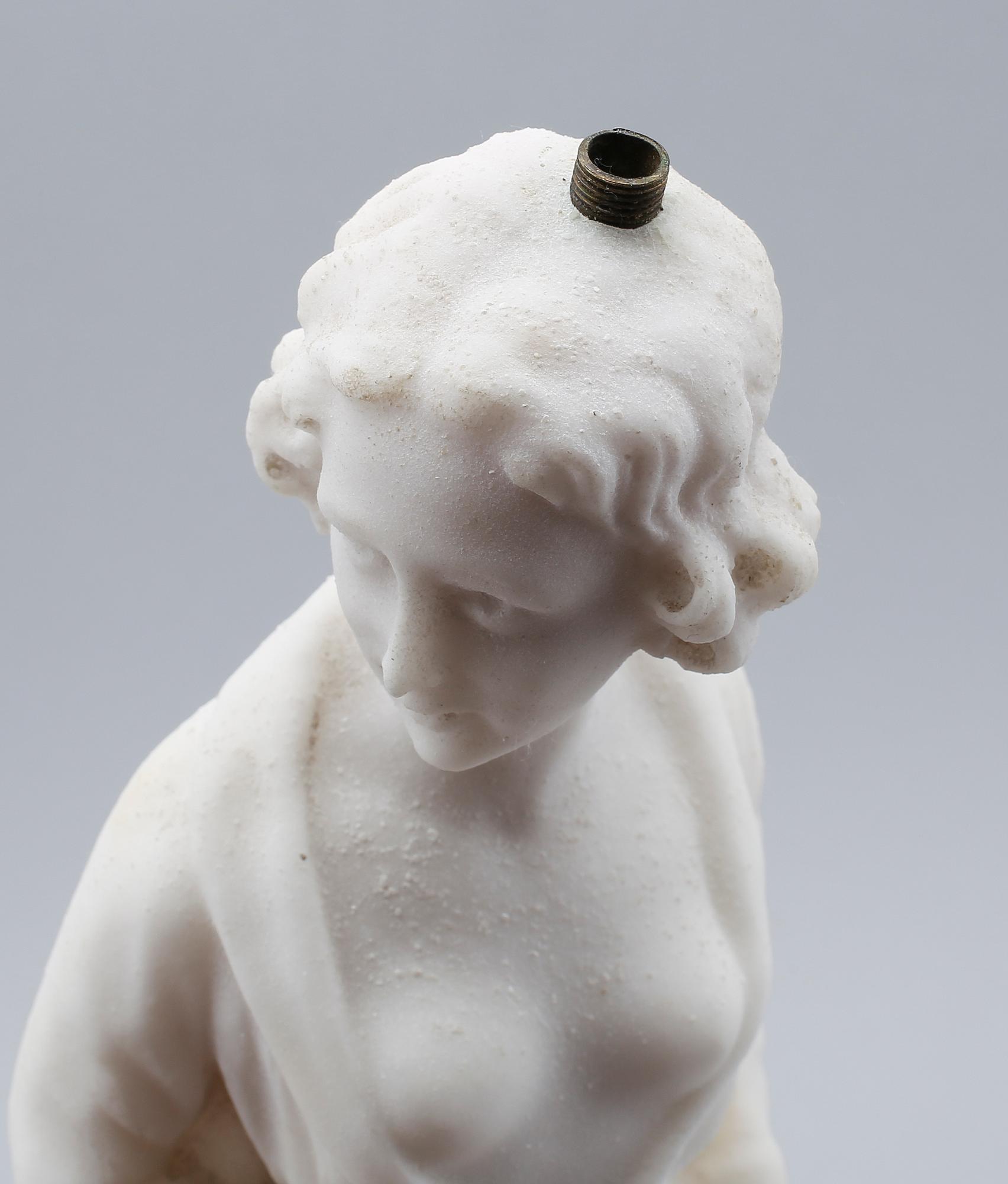 SKULPTUR/BORDSLAMPFOT, sandsten, 1900-talets första hälft.