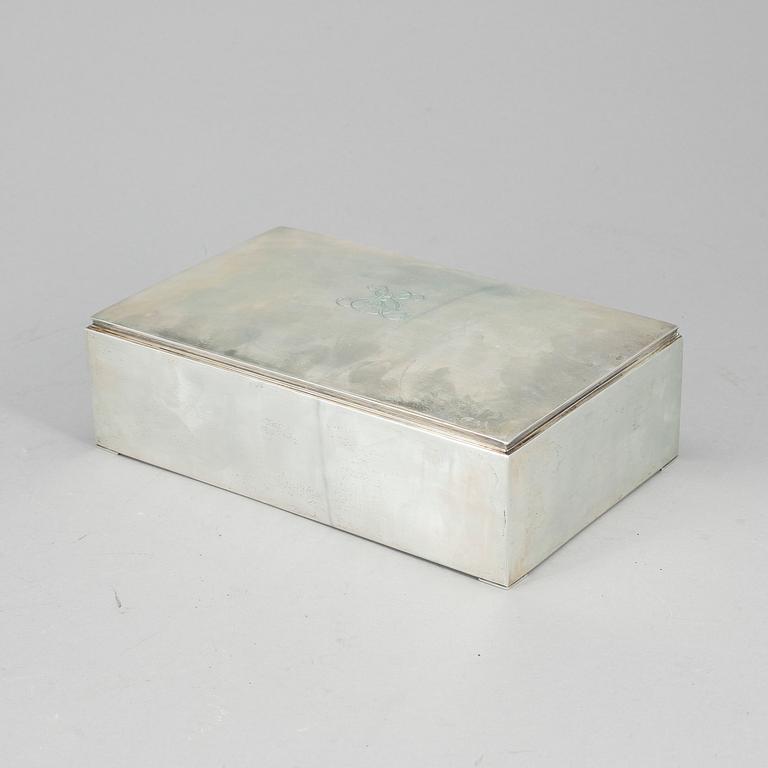 CIGARRSKRIN, silver, 1900-talets mitt. Totalvikt inklusive träinredning 829 gram.