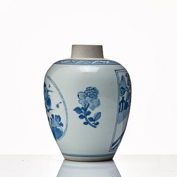 A blue and white jar, Qingdynasty, Kangxi (1662-1722).