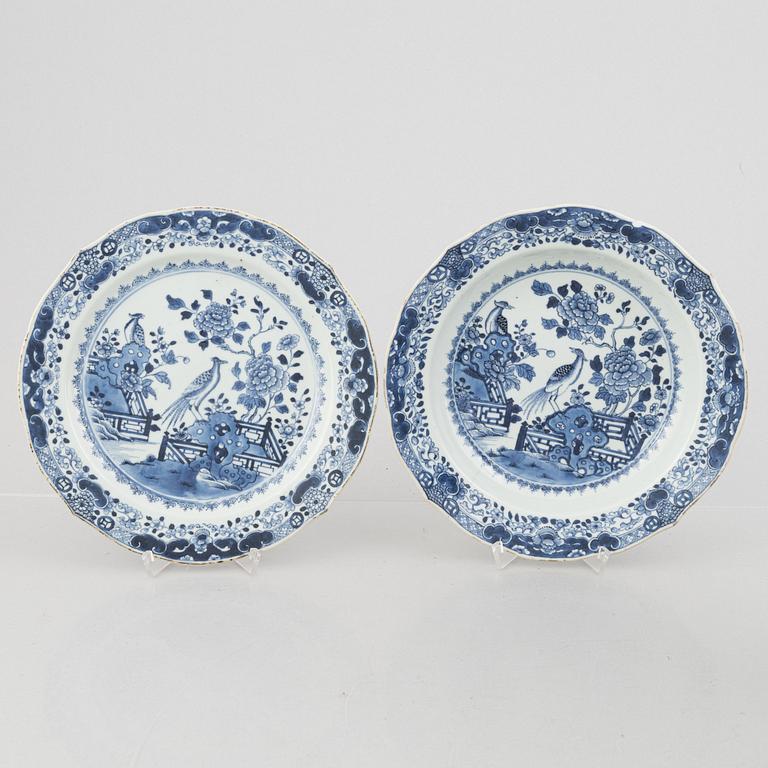 Two pairs of Chinese export porcelain plates, Qing dynasty, first half of the 18th century including  Yongzheng.